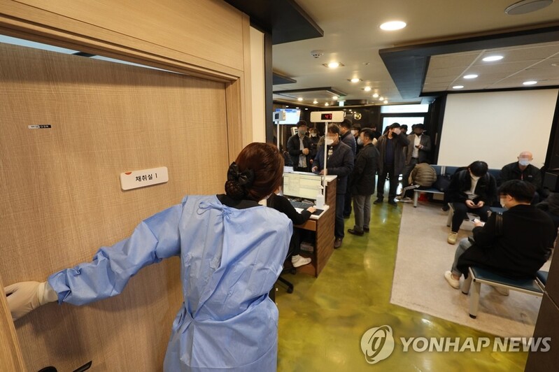 (3rd LD) S. Korea's new COVID-19 cases below 400,000 amid eased social distancing