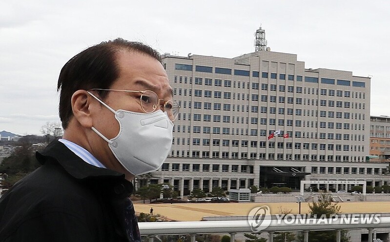 (LEAD) Vice chief of Yoon's transition team tests positive for COVID-19