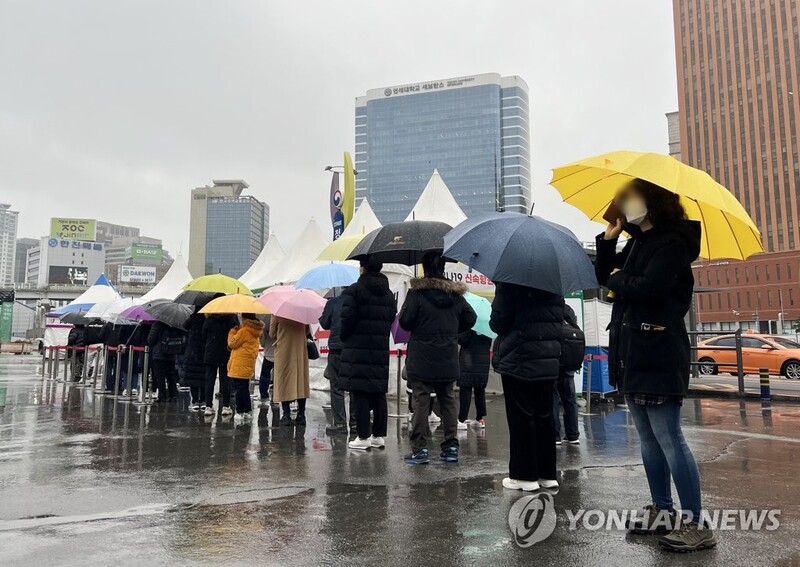 S. Korea's daily COVID-19 cases stay below 400,000 for 2nd day