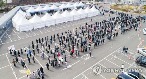 (LEAD) Daily coronavirus cases drop to 200,000s; concerns linger over spike amid eased curbs