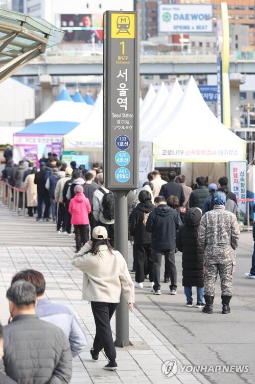 (2nd LD) Daily coronavirus cases drop to 200,000s; concerns linger over spike amid eased curbs