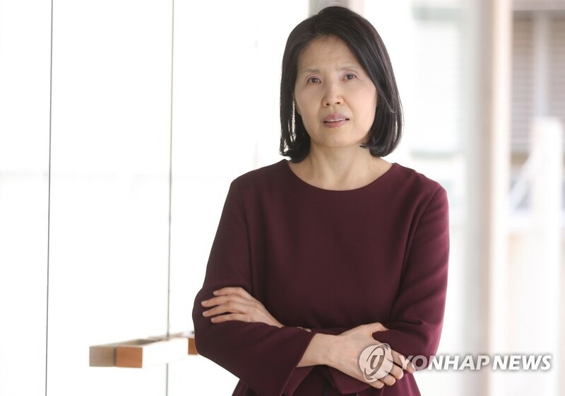 최영미 시인 "시에는 시간과 고통을 견디는 힘이 있죠"