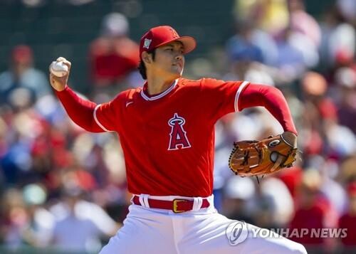 MLB 슈퍼스타 오타니, 시범경기 첫 선발 등판…2⅓이닝 5K 1실점