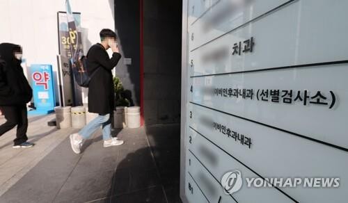 (LEAD) Daily coronavirus cases spike to over 350,000, total caseload nears 10 mln