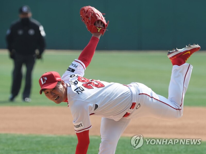 (LEAD) Ex-MLB pitcher Kim Kwang-hyun marks solid return to KBO in preseason