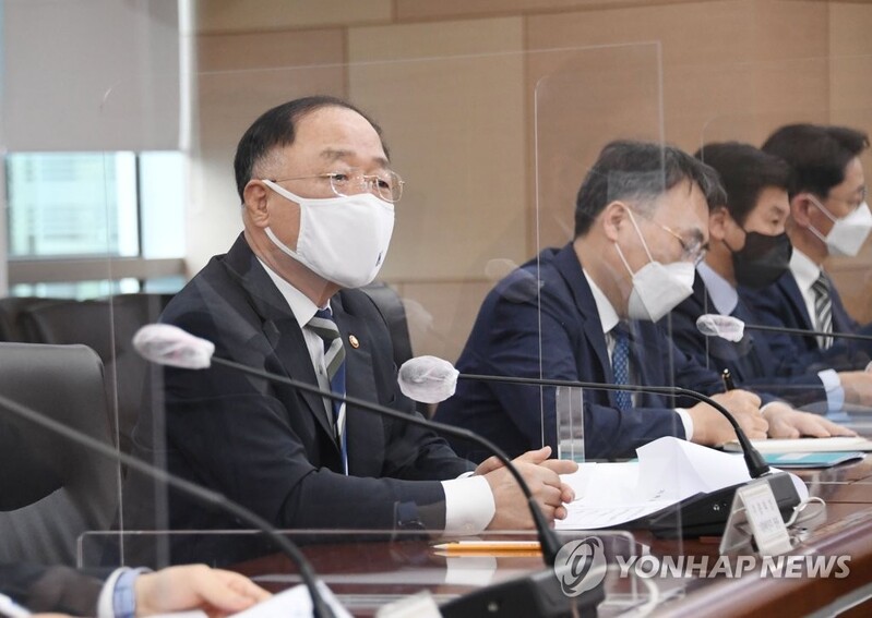 Finance minister holds meeting to discuss economic risks at home and abroad