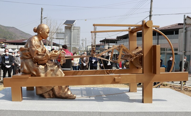 명품 삼베 고장 보성군, '삼베 짜는 여인상' 선보여