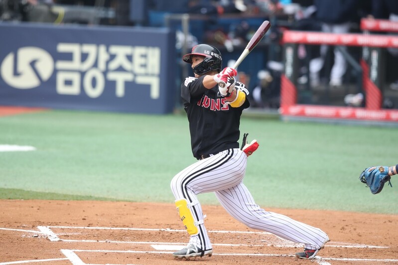 (LEAD) With another home run, magical spring continues for KBO rookie