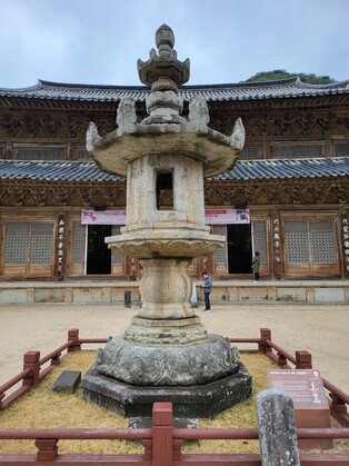 [K-Geography] Historic temple after rain and wind