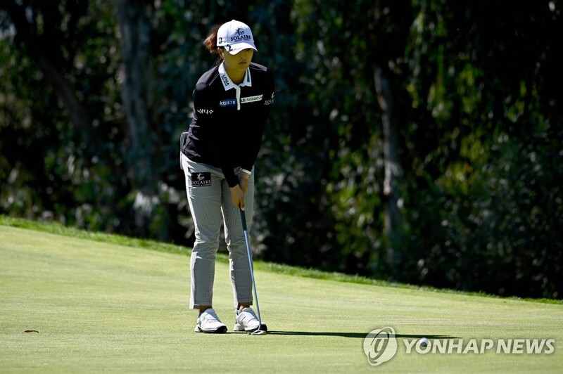 고진영, 32라운드 연속 언더파 행진…연속 60대 타수는 중단