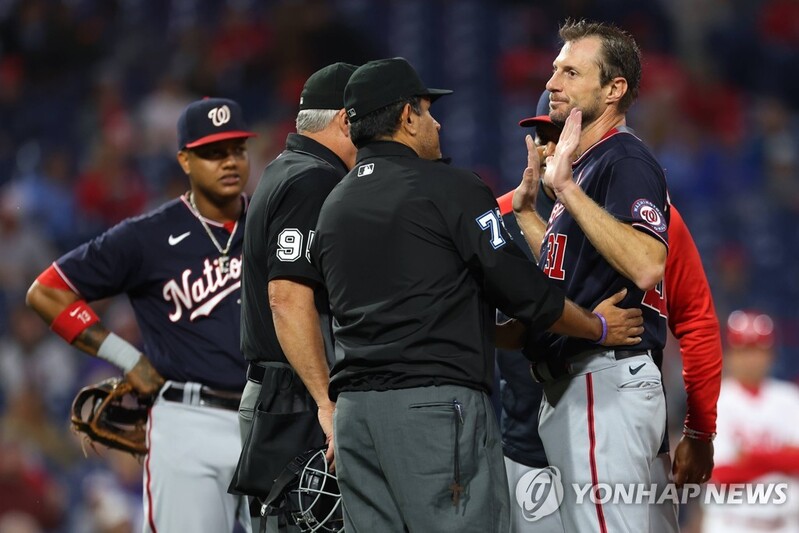 MLB 이물질 부정투구 단속, 올해도 이어진다 "손 위주 검사"