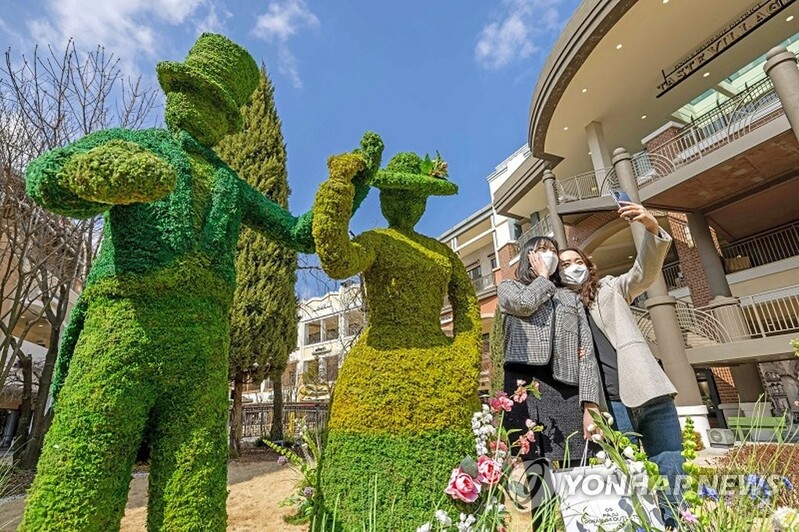 봄바람에…백화점·아웃렛 주말 매출도 호조