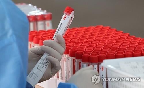 (LEAD) S. Korea's new COVID-19 cases rise to nearly 350,000 amid 'stealth omicron' woes