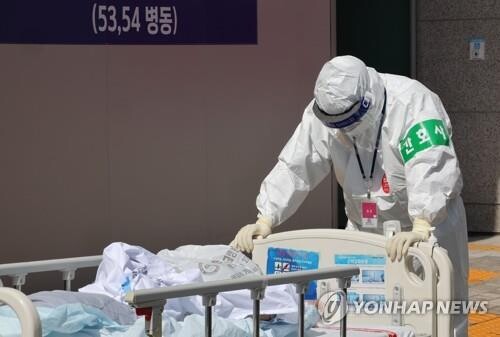 (3rd LD) S. Korea's new COVID-19 cases rise to over 420,000; critical cases at record high