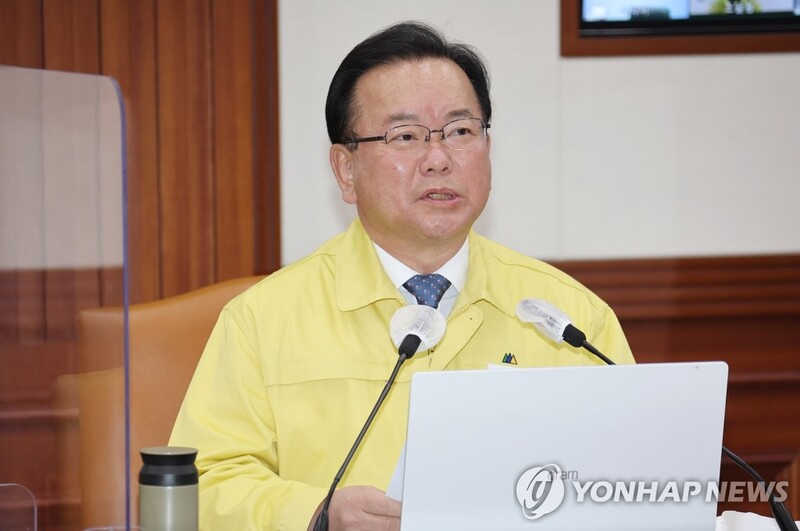 (LEAD) Gov't to raise gathering size limit to 10, relax biz hour curfew to midnight