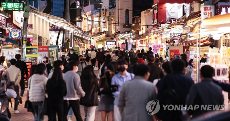 (4th LD) S. Korea's new COVID-19 cases dip below 300,000 as omicron wave tops out