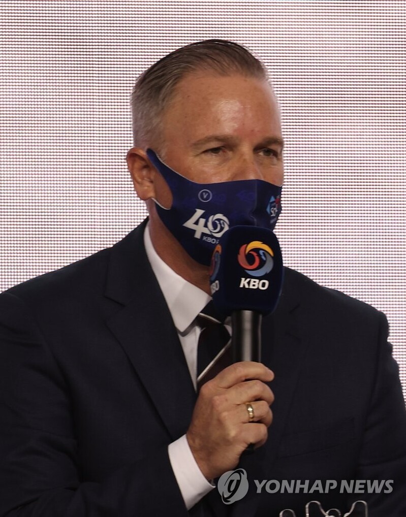 Lotte Giants' manager trying to buck KBO trend in 1st full season