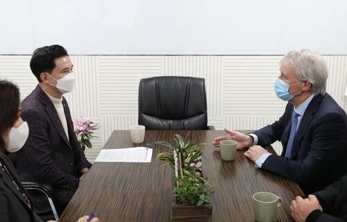 ASML CEO in S. Korea to discuss semiconductor cooperation amid global chip shortage