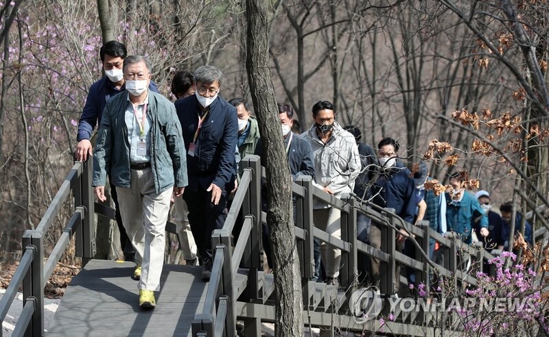 Mountain behind Cheong Wa Dae to fully open to public