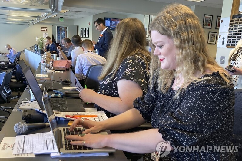 MLB 개막전에 최초로 여성 공식 기록원 4명