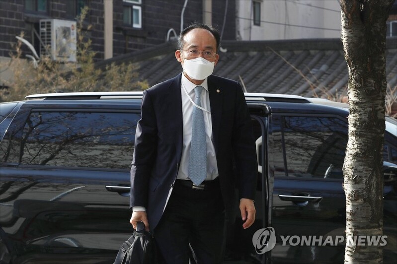 (profile) Financial bureaucrat-turned-lawmaker named Yoon's top economic policymaker