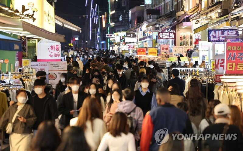 (LEAD) S. Korea's new COVID-19 cases below 200,000 for 2nd day amid slowdown in omicron wave