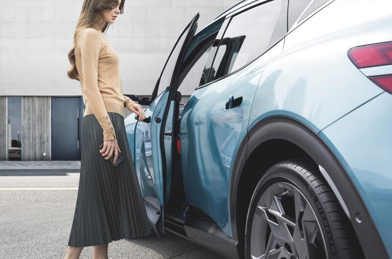 스마트폰 주머니에 있어도 차문 열린다…현대차 디지털키2 서비스