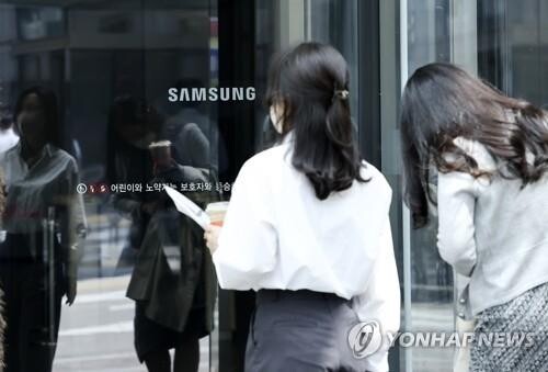 Listed firms' market cap plunges in Q1 amid weak prices