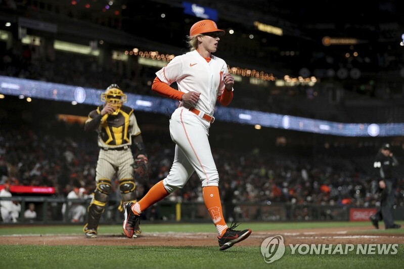 1루 코치 박스에 선 내킨, MLB 사상 첫 그라운드 밟은 여성 코치