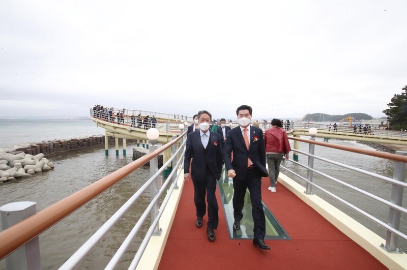 바다 위 걷는 듯…국내최장 해상 산책길 포항 '스카이워크' 준공