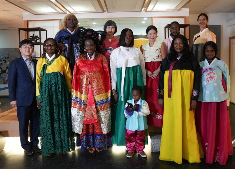 [월드&포토] 나이지리아서 11개국 대사 부인들 한국문화 매력에 빠져