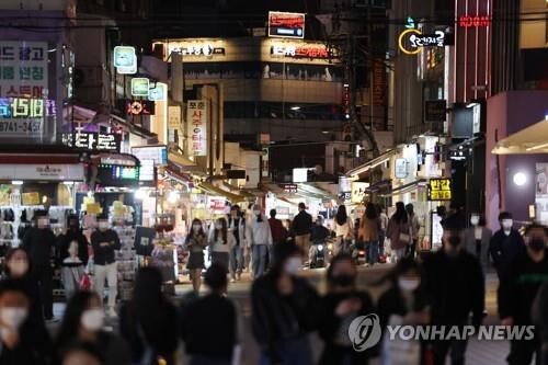 (5th LD) S. Korea's new COVID-19 cases below 200,000; gov't to ease virus curbs