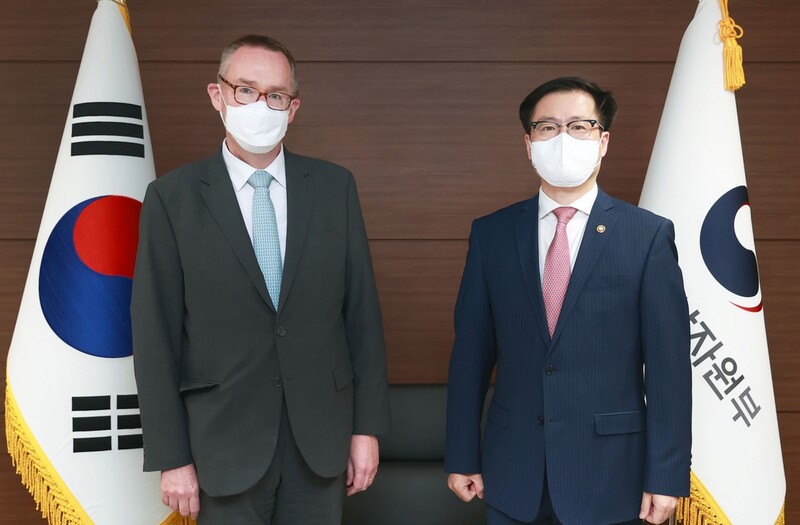 (LEAD) S. Korean trade chief, British envoy discuss CPTPP, supply chains