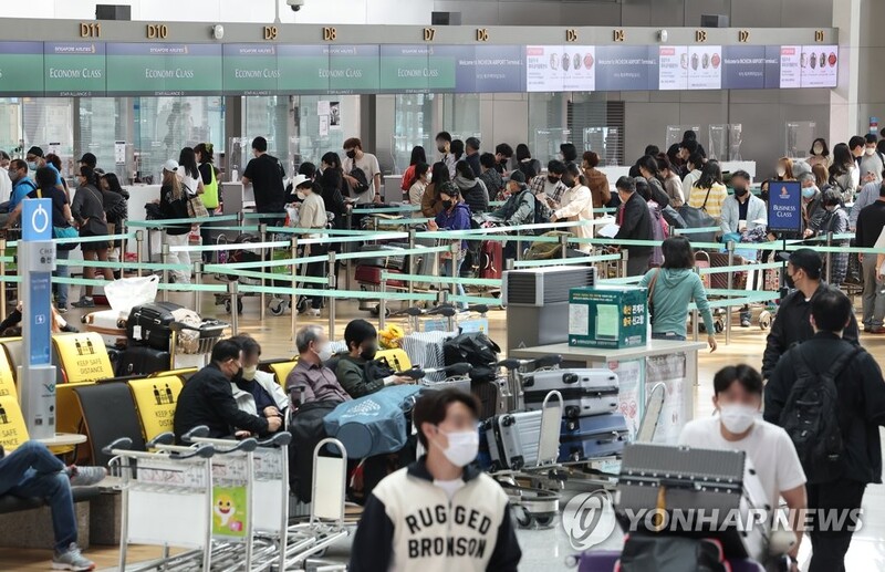 (3rd LD) S. Korea's new COVID-19 cases below 150,000 as omicron wave wanes