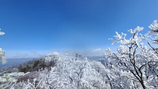 [K-Geography] Mountaintop capped with hoarfrost