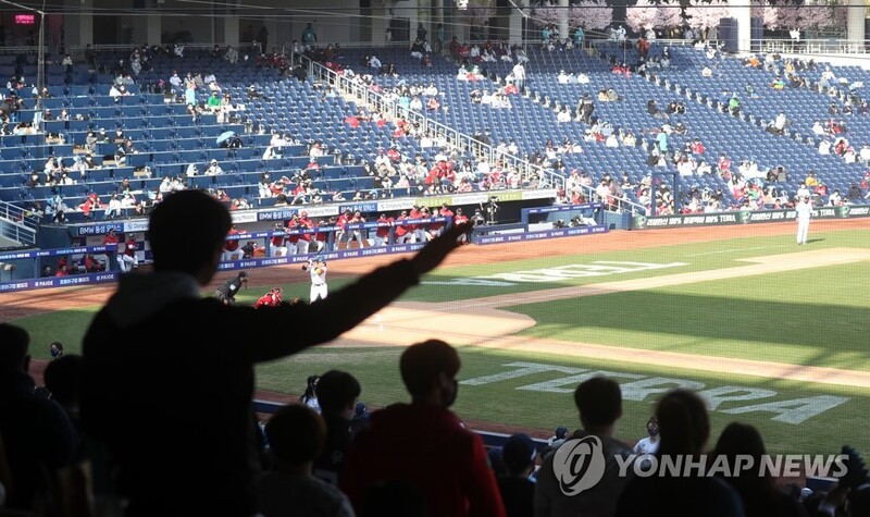 KBO clubs struggling at gates in early weeks of new season