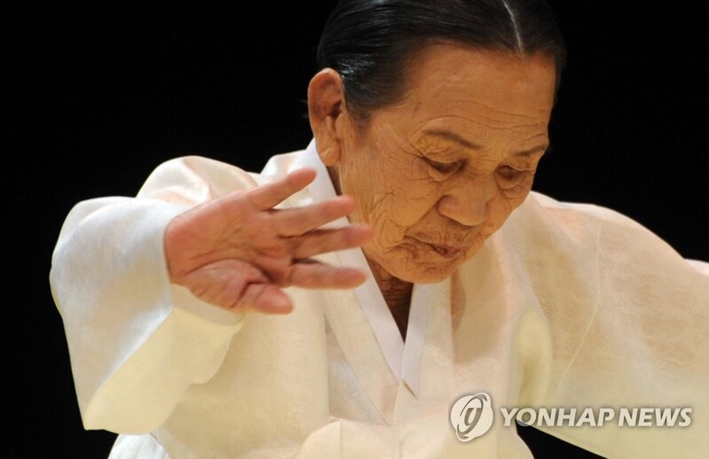 '살풀이춤 대가' 명무 조갑녀, 남원에서 춤 공개 전수회