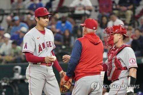 '데뷔 첫 만루홈런 허용' 오타니 시즌 2패 위기…3⅔이닝 6실점