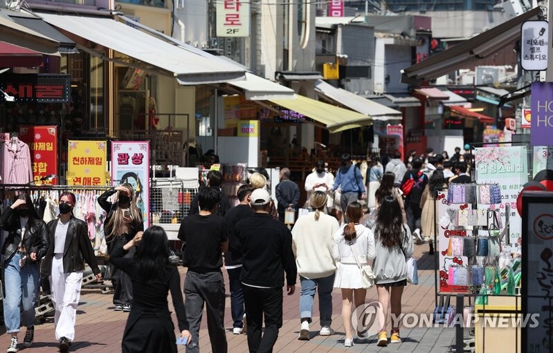 (2nd LD) New COVID-19 cases below 100,000; distancing rules to be lifted this week