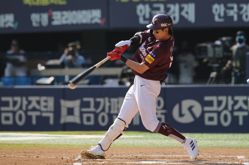 2nd-generation KBO star breaks father's record, closes in on more milestones