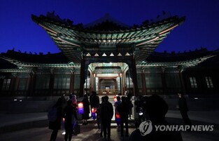 Nakseonjae Door Patterns to Huijeongdang chandelier... Changdeokgung palace is beautiful even at night