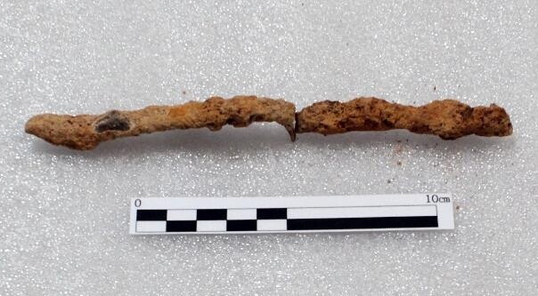 장수군 삼봉리 가야시대 고분서 꺽쇠·뱀 문양 토기편 출토