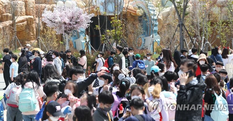 [픽! 창원] 거리두기 해제에 놀이동산 북적북적