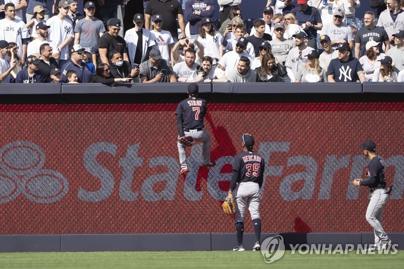 MLB 양키스팬들, 클리블랜드 선수에 욕 퍼붓고 맥주캔 투척