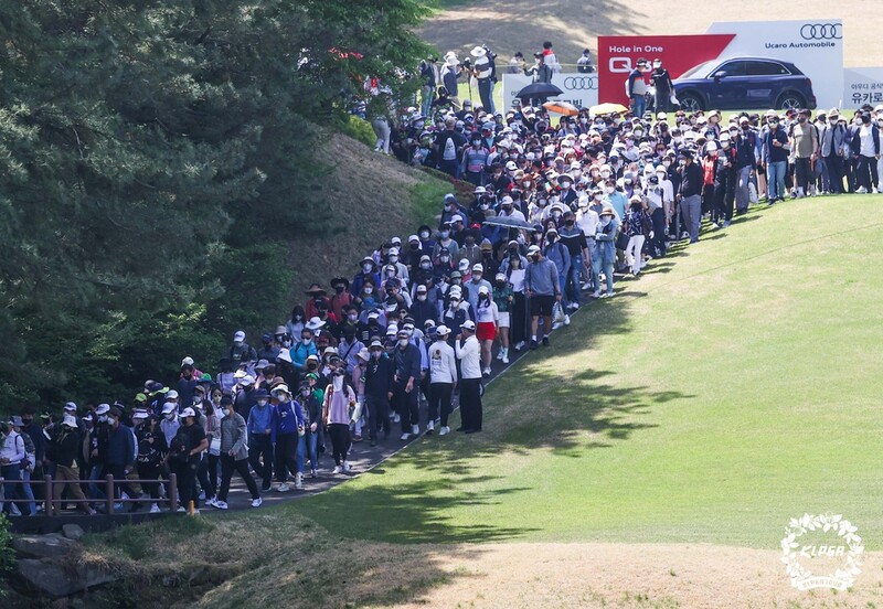 '구름 갤러리' 돌아왔다…KLPGA 대회장에 1만여 명 운집