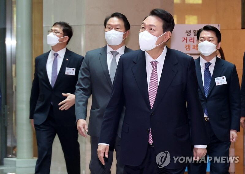 (LEAD) Yoon vows full support to COVID-19 vaccine developers