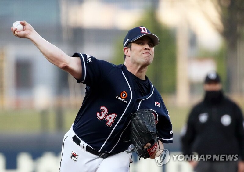 KBO club manager praises starter for holding down fort amid injuries