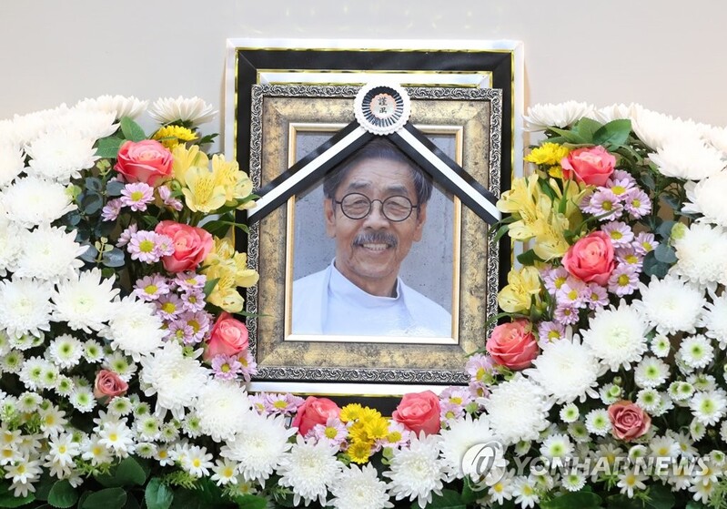 "한국이 아끼던 작가" "하늘서도 당당하길" 이외수 조문 행렬(종합)