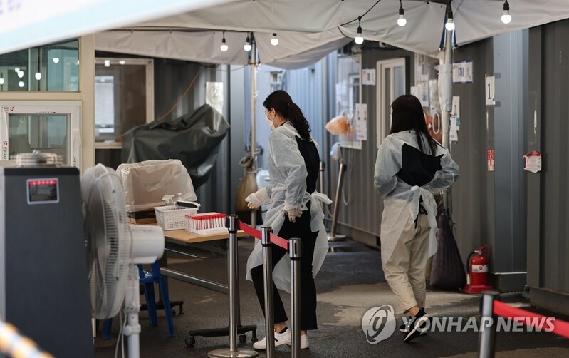 (2nd LD) S. Korea's new infections jump to over 80,000 amid slowdown of omicron wave