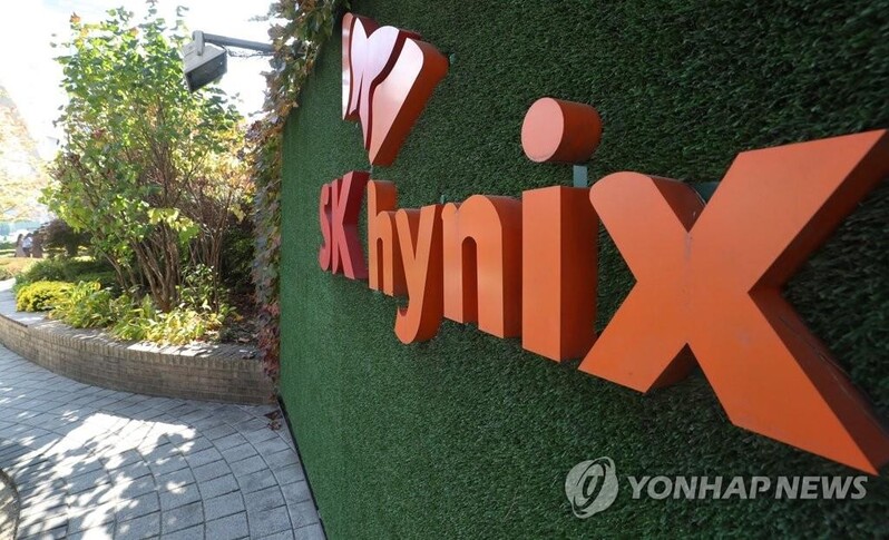 (LEAD) SK hynix Q1 net profit sharply up on strong chip biz